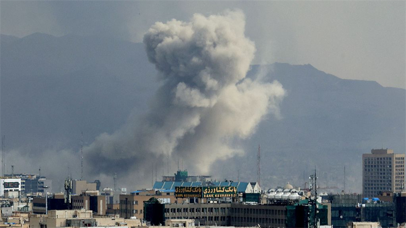 Ένα σύννεφο καπνού υψώνεται μετά από στρατιωτική επίθεση στην πρωτεύουσα Τεχεράνη, στο Ιράν, στις 2 Μαρτίου 2026.