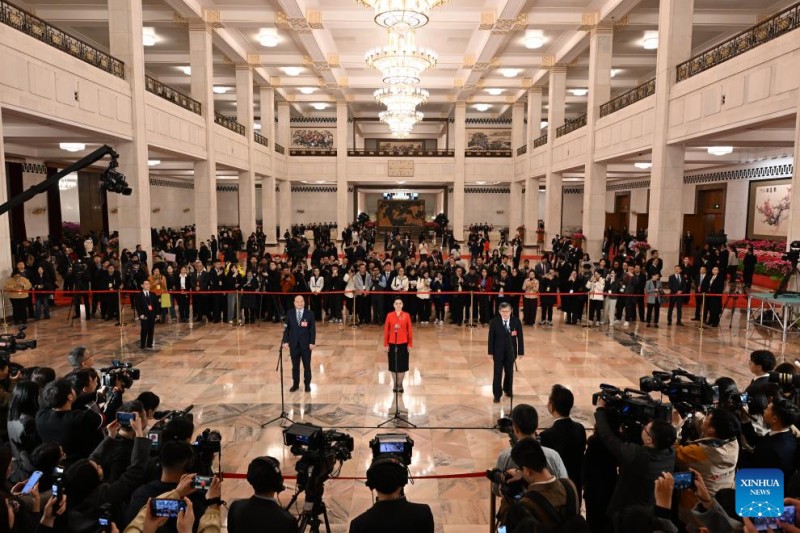 Τα μέλη της CPPCC σε ομαδική συνέντευξη πριν από την ετήσια συνεδρία