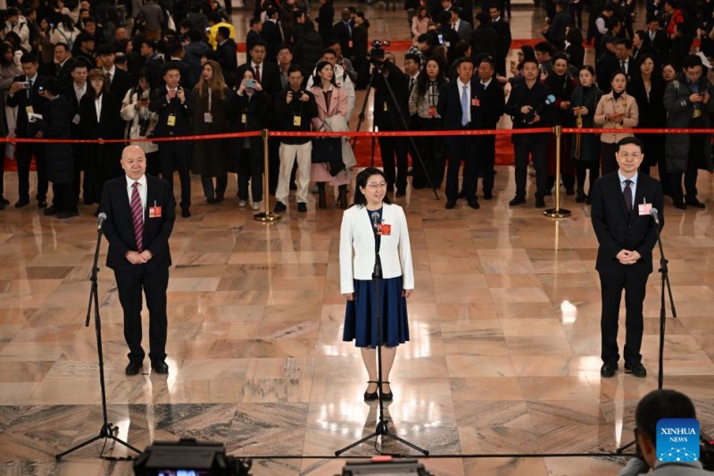 Τα μέλη της CPPCC σε ομαδική συνέντευξη πριν από την ετήσια συνεδρία