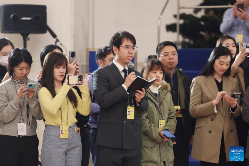 Τα μέλη της CPPCC σε ομαδική συνέντευξη πριν από την ετήσια συνεδρία