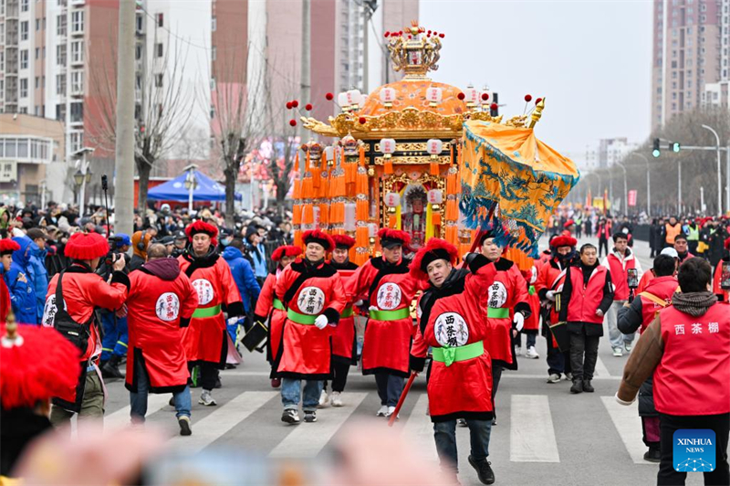 Οι άνθρωποι συμμετέχουν σε μια τελετή μνήμης για την Κινέζα θεά της θάλασσας Ματζού στον Δήμο Τιεντζίν, στις 4 Μαρτίου του 2026. (Φωτογραφία / Xinhua)