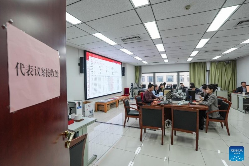 Προσωπικό της γραμματείας της τέταρτης συνεδρίασης εργάζεται κατα τη διάρκεια της 14ης Εθνικής Λαϊκής Συνόδου (NPC) στο Πεκίνο, πρωτεύουσα της Κίνας, στις 10 Μαρτίου του 2026. (Xinhua/Wang Xi). 