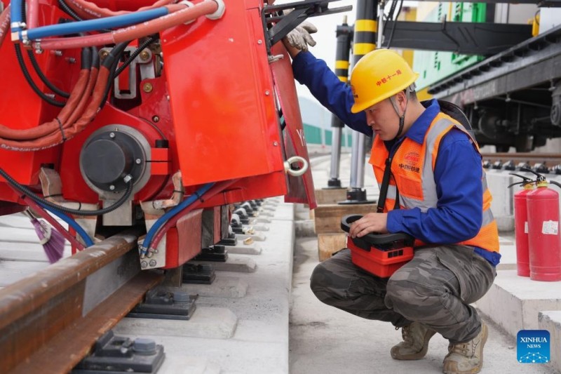 Έξυπνη μηχανή συγκόλλησης χρησιμοποιείται για πρώτη φορά σε εργοτάξιο σιδηροδρόμου στην επαρχία Τζετζιάνγκ της Ανατολικής Κίνας