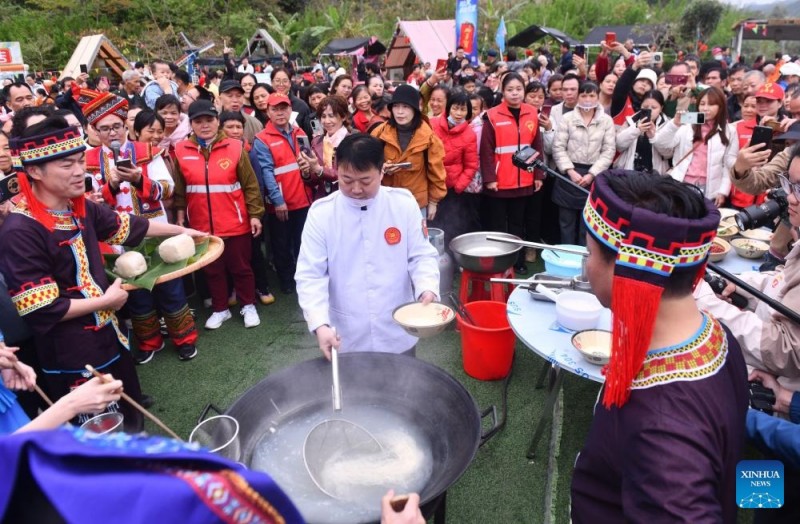 Άνθρωποι συμμετέχουν σε διαγωνισμό κατανάλωσης νουντλς ρυζίου κατά τη διάρκεια ενός διαγωνισμού χειροτεχνίας άυλης πολιτιστικής κληρονομιάς στην Αυτόνομη Κομητεία Νταχούα Γιάο, στην πόλη Χέτσι, στην Αυτόνομη Περιφέρεια Γκουανγκσί Ζουάνγκ της νότιας Κίνας, στις 21 Μαρτίου του 2026.