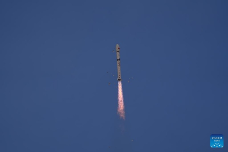 Η Κίνα εκτοξεύει δύο νέους δορυφόρους