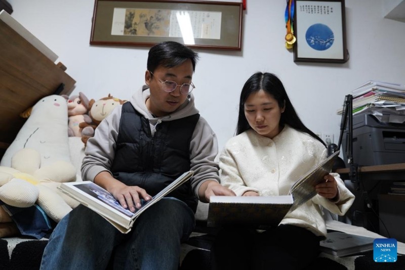 Ένα νεαρό ζευγάρι κυνηγάει το όνειρό του για τη ζωγραφική σε πορσελάνη στην «πρωτεύουσα της πορσελάνης» της Κίνας