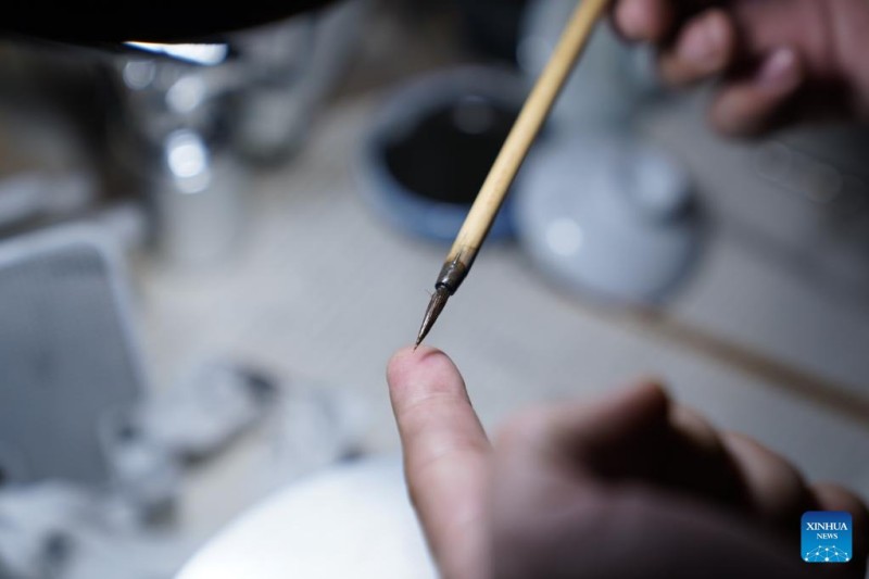 Ένα νεαρό ζευγάρι κυνηγάει το όνειρό του για τη ζωγραφική σε πορσελάνη στην «πρωτεύουσα της πορσελάνης» της Κίνας