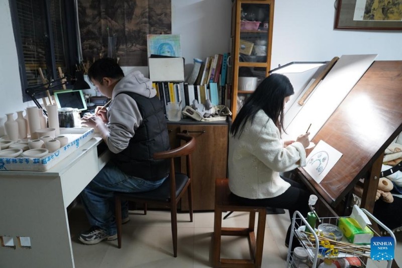 Ένα νεαρό ζευγάρι κυνηγάει το όνειρό του για τη ζωγραφική σε πορσελάνη στην «πρωτεύουσα της πορσελάνης» της Κίνας
