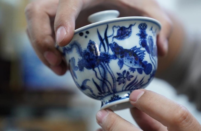 Ένα νεαρό ζευγάρι κυνηγάει το όνειρό του για τη ζωγραφική σε πορσελάνη στην «πρωτεύουσα της πορσελάνης» της Κίνας