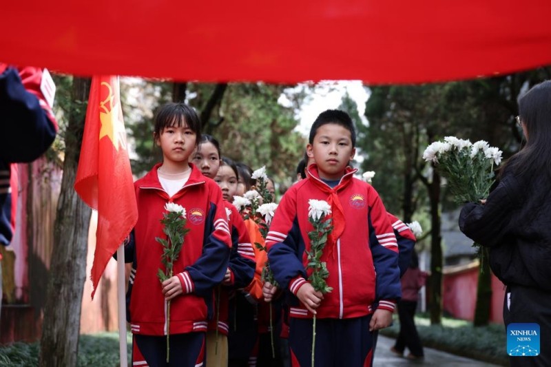Άνθρωποι σην Κίνα συμμετέχουν σε διάφορες εκδηλώσεις για να αποτίσουν φόρο τιμής στους μάρτυρες εν όψει της Γιορτής Τσινγκμίνγκ