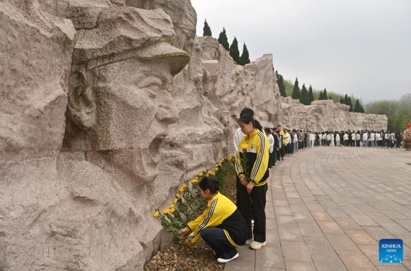 Άνθρωποι σην Κίνα συμμετέχουν σε διάφορες εκδηλώσεις για να αποτίσουν φόρο τιμής στους μάρτυρες εν όψει της Γιορτής Τσινγκμίνγκ