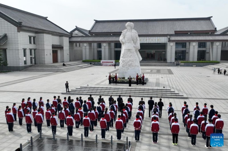 Άνθρωποι σην Κίνα συμμετέχουν σε διάφορες εκδηλώσεις για να αποτίσουν φόρο τιμής στους μάρτυρες εν όψει της Γιορτής Τσινγκμίνγκ