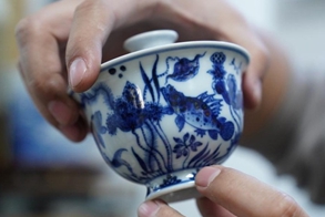 Ένα νεαρό ζευγάρι κυνηγάει το όνειρό του για τη ζωγραφική σε πορσελάνη στην «πρωτεύουσα της πορσελάνης» της Κίνας