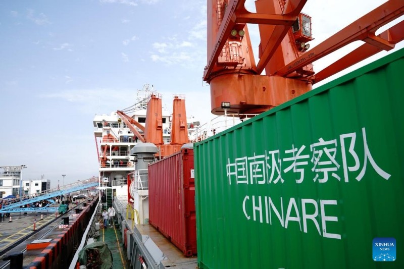 Το κινέζικο ερευνητικό παγοθραυστικό της Κίνας Xuelong αγκυροβολεί στη βάση του στη Σαγκάη, στην ανατολική Κίνα, στις 9 Απριλίουτου του 2026. 