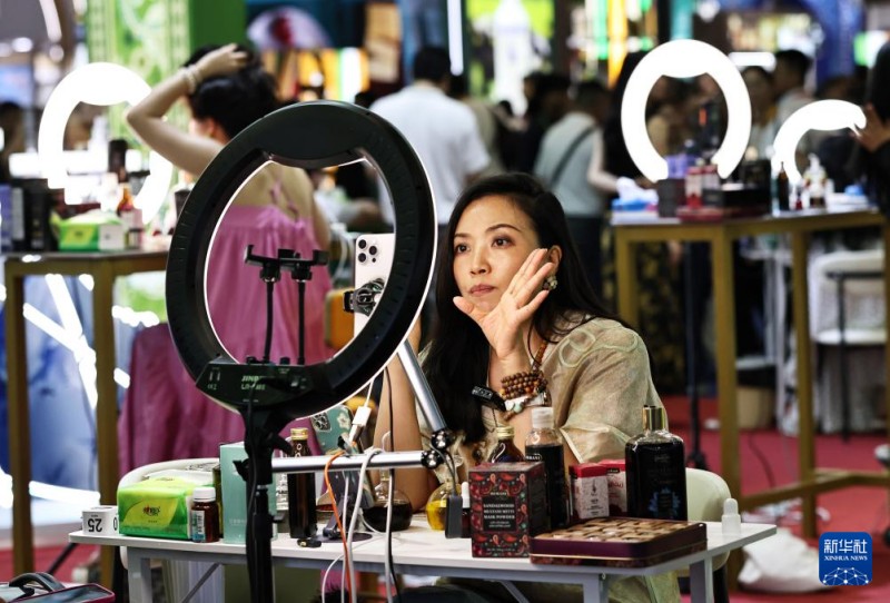 Διεξάγεται η 6η Διεθνής Έκθεση Καταναλωτικών Προϊόντων της Κίνας