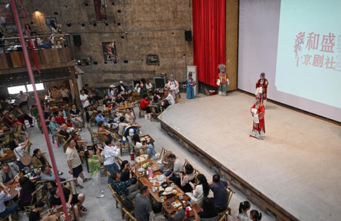 Παλιό κτίριο που μετατράπηκε σε δημόσιο τεϊοπωλείο στην πόλη Τσονγκτσίνγκ της νοτιοδυτικής Κίνας