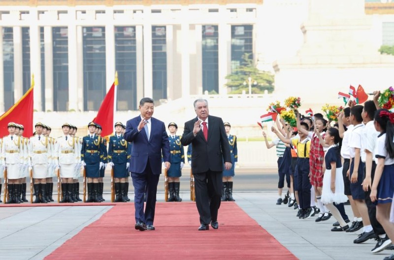 Ο Πρόεδρος Σι συναντήθηκε με τον πρόεδρο του Τατζικιστάν, ζητώντας εμβάθυνση της συνεργασίας