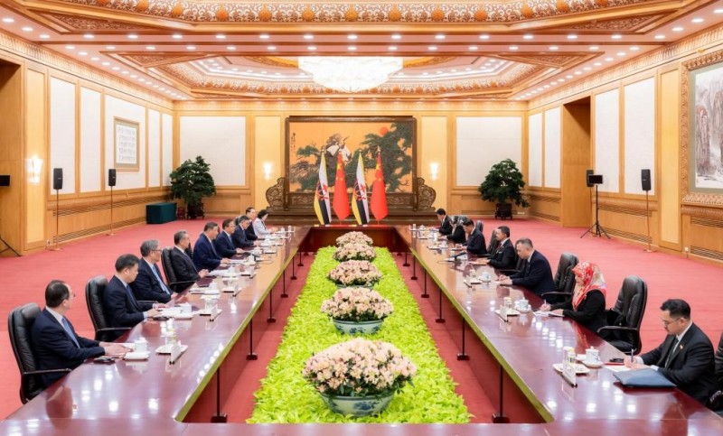 Ο Κινέζος Πρόεδρος Σι Τζινπίνγκ συναντήθηκε με τον πρίγκιπα διάδοχο του Μπρουνέι στο Πεκίνο