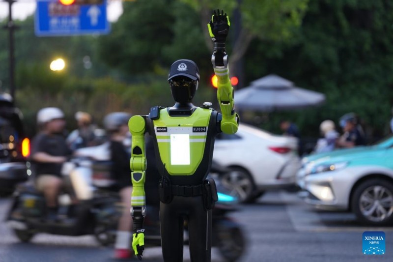 Έξυπνα ρομπότ διαχείρισης κυκλοφορίας τέθηκαν σε λειτουργία στη Χανγκτζόου