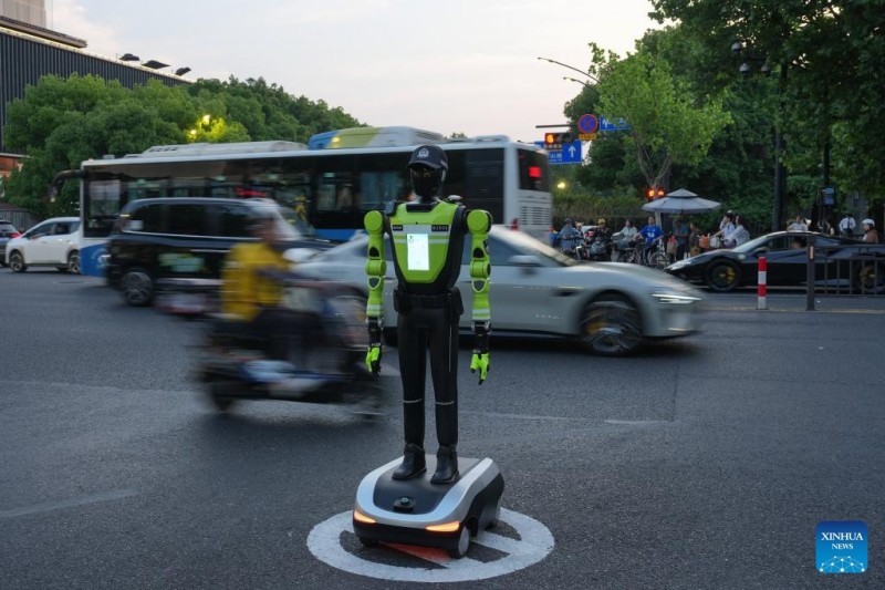 Έξυπνα ρομπότ διαχείρισης κυκλοφορίας τέθηκαν σε λειτουργία στη Χανγκτζόου