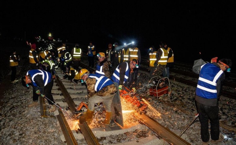 Εργάτες αντικαθιστούν τις σιδηροτροχιές χωρίς συγκολλήσεις στη σιδηροδρομική γραμμή Τσινγκχάι-Σιτζάνγκ στο Αμντό
