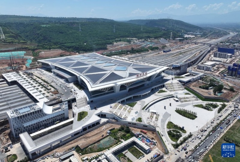 Νέα σιδηροδρομική γραμμή υψηλής ταχύτητας συνδέει την κεντρική με τη δυτική Κίνα για συντονισμένη ανάπτυξη