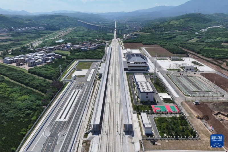 Νέα σιδηροδρομική γραμμή υψηλής ταχύτητας συνδέει την κεντρική με τη δυτική Κίνα για συντονισμένη ανάπτυξη