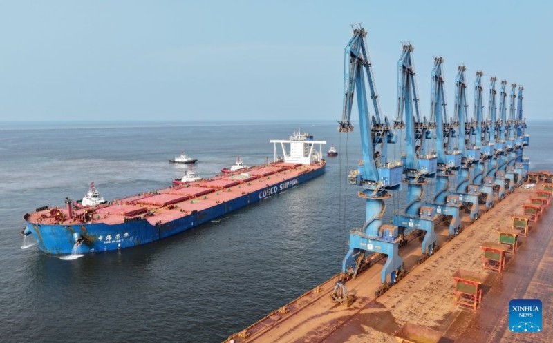 Πλοίο μεταφοράς φορτίου χύδην της COSCO Shipping καταγράφει νέο ρεκόρ βυθίσματος στο λιμάνι της Τιεντζίν στην Κίνα