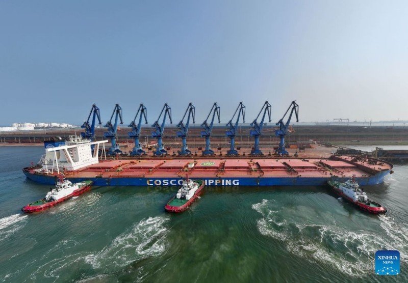 Πλοίο μεταφοράς φορτίου χύδην της COSCO Shipping καταγράφει νέο ρεκόρ βυθίσματος στο λιμάνι της Τιεντζίν στην Κίνα