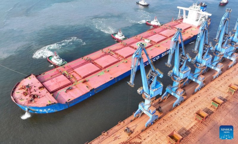 Πλοίο μεταφοράς φορτίου χύδην της COSCO Shipping καταγράφει νέο ρεκόρ βυθίσματος στο λιμάνι της Τιεντζίν στην Κίνα