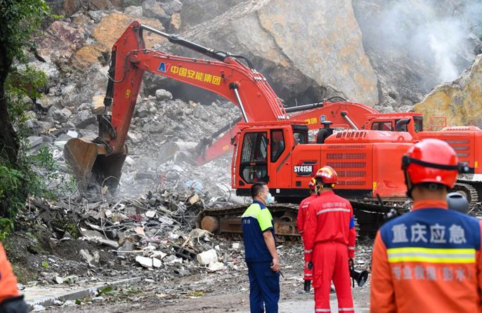 Σε εξέλιξη οι επιχειρήσεις διάσωσης μετά από κατολίσθηση βουνού στη Τσονγκτσίνγκ της Κίνας