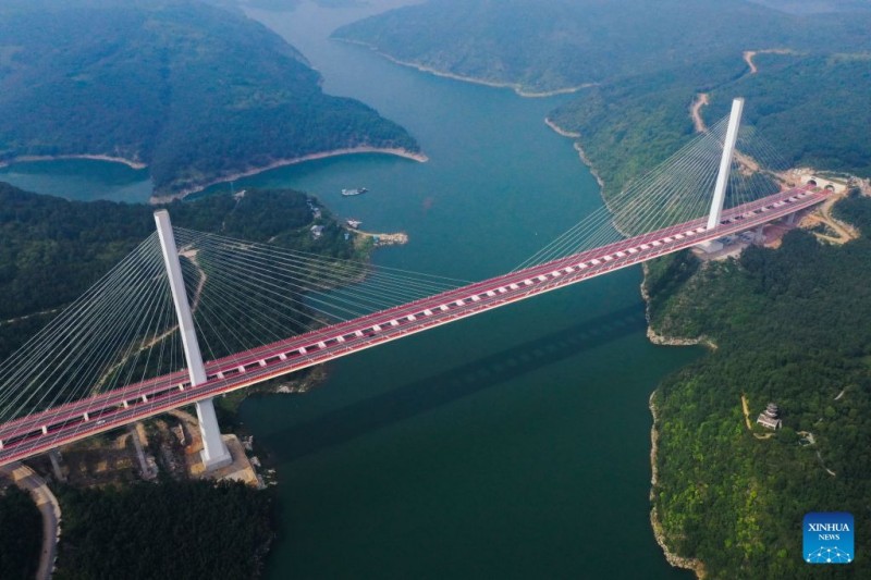 Εναέρια άποψη του ταμιευτήρα Νταντζιανγκόου στη πόλη Νανγιάνγκ της κινεζικής επαρχίας Χενάν