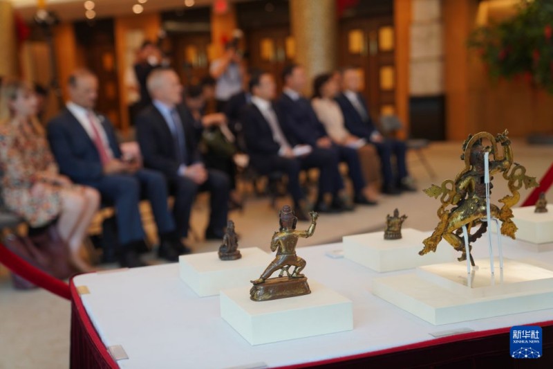 Οι ΗΠΑ επέστρεψαν στην Κίνα 64 αντικείμενα (σετ) πολιτιστικών αντικειμένων καθώς και παλαιοντολογικών απολιθωμάτων